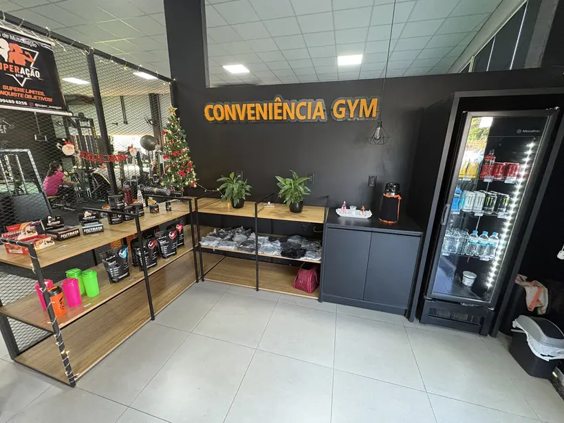 Loja de conveniência da academia com suplementos, bebidas geladas e acessórios.