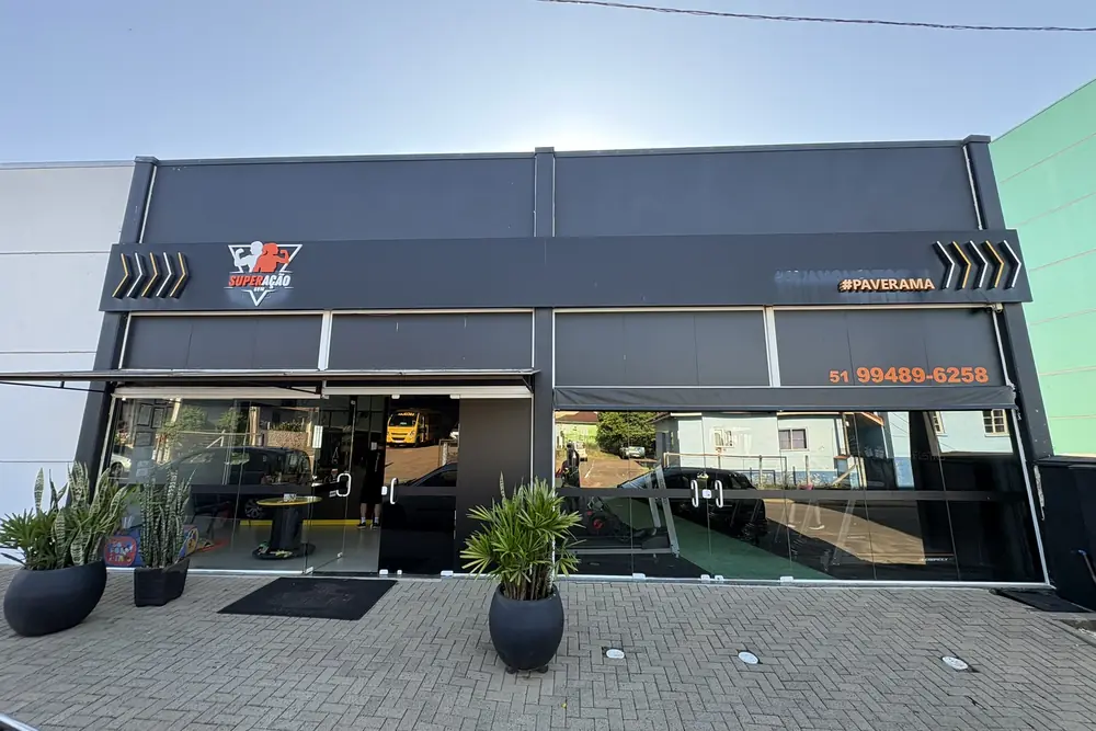 Fachada da Superação Gym na Rua 05 de Março, em Paverama, com letreiro e entrada de vidro.