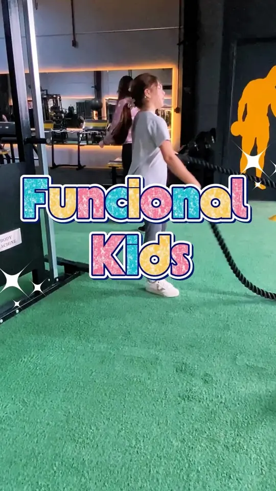 Crianças treinando na grama sintética da Superação Gym durante a aula de Funcional Kids.