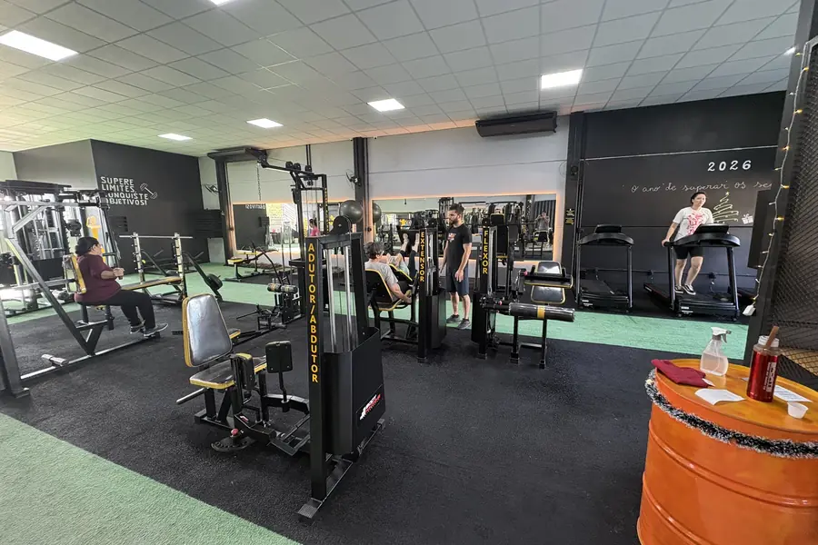 Área livre de treino funcional da Superação Gym, com implementos e piso em grama sintética.